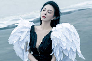 张雨绮穿深V秀身材