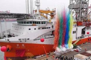 中国首艘超深水大洋钻探船命名并试航