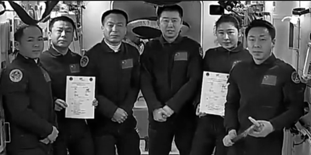 中国航天员乘组完成首次在轨交接
