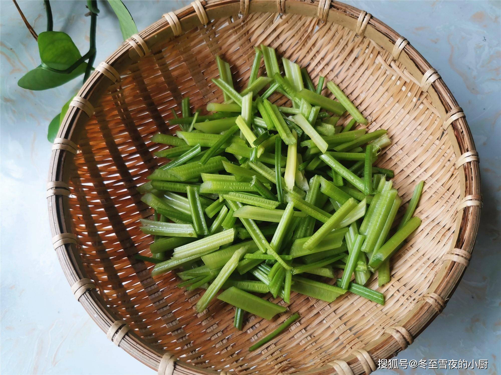 準備好所需材料,芹菜擇去葉子不用,芹菜的葉子不要丟掉,營養也很高