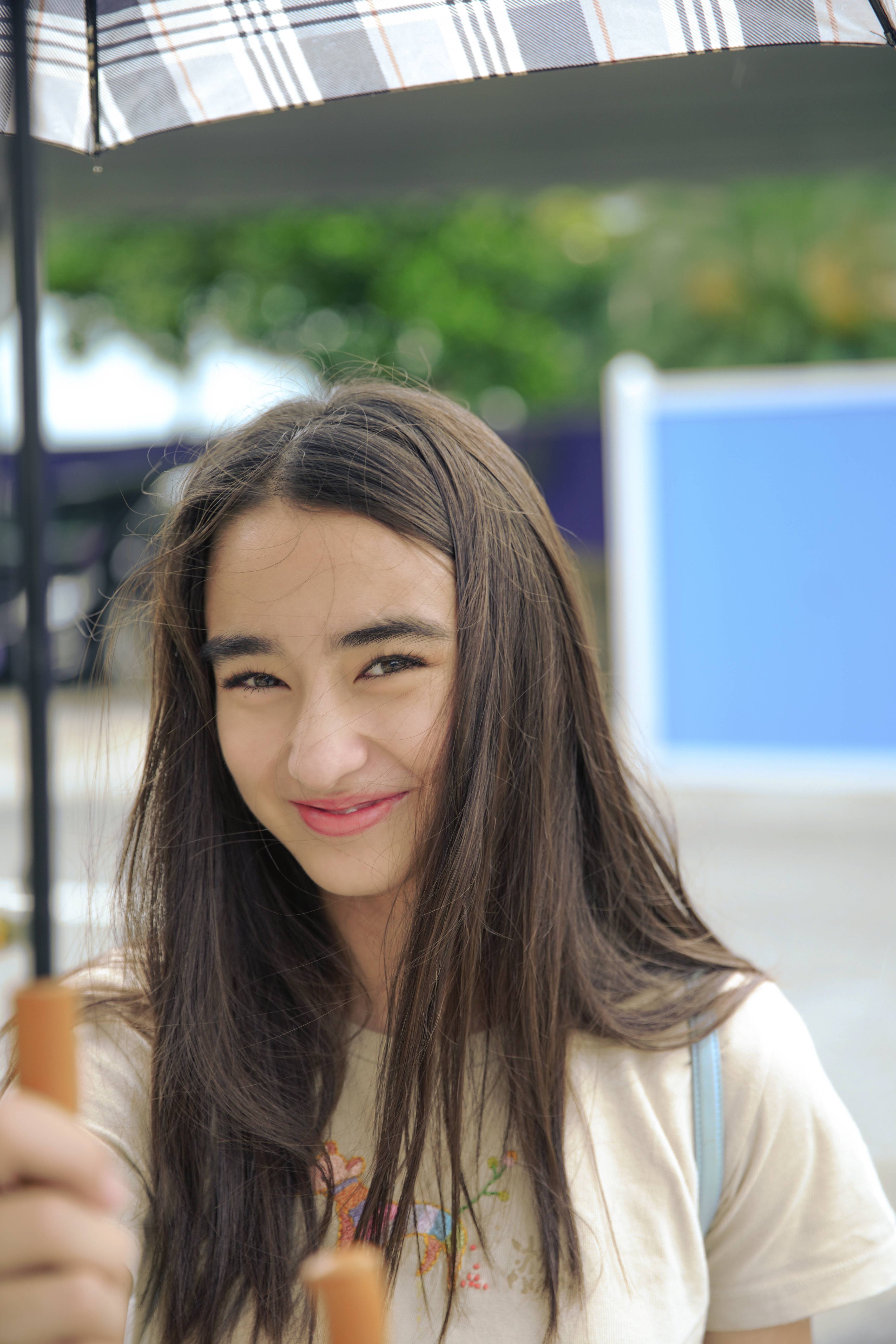 新生代演员李宛妲清新美图露出 花间少女彰显夏日活力