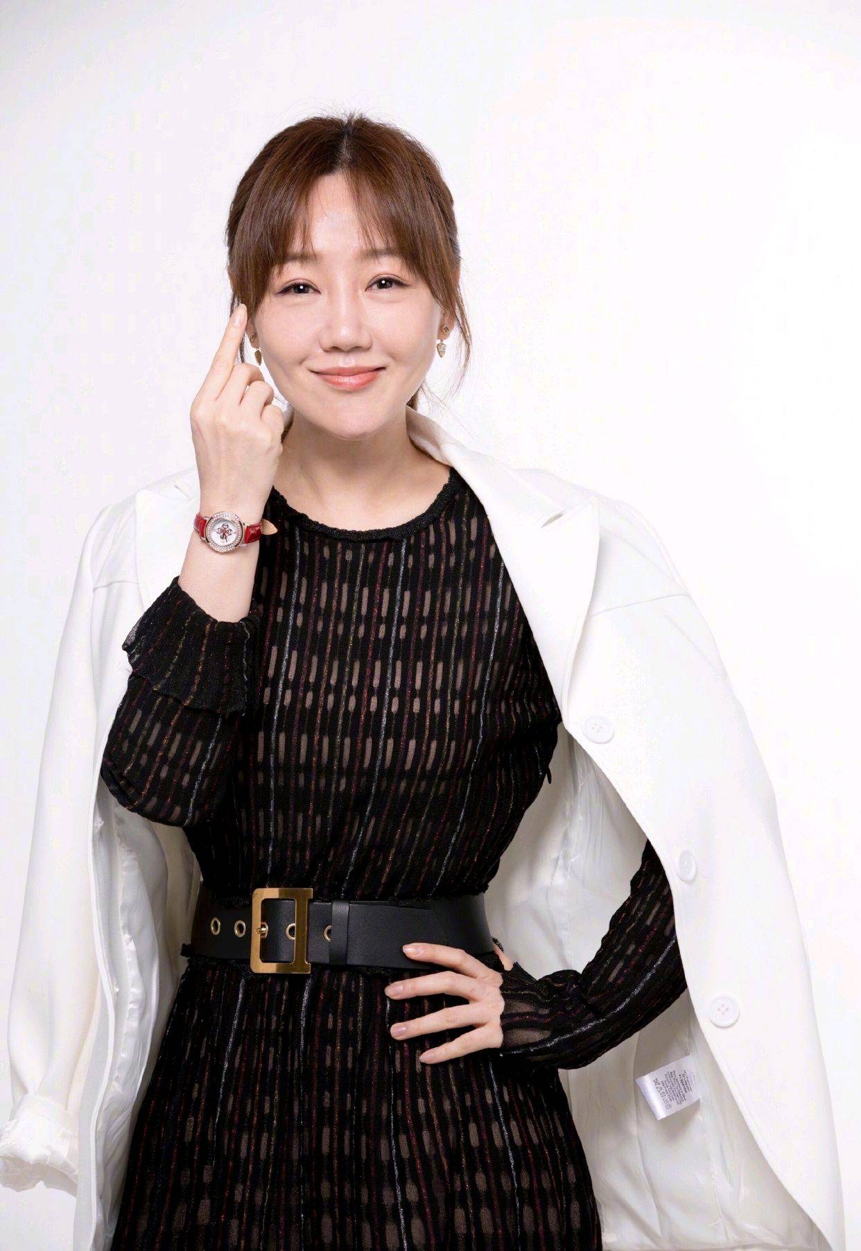 原创42岁的薛佳凝日常穿搭很简约身穿条纹衬衫配牛仔裤清爽又减龄