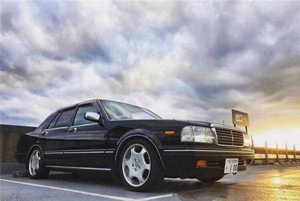 老一辈人都记得尼桑公爵王一部80年代的经典老车