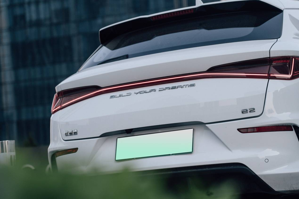 高楼林立文艺女青年晒晒爱车e2