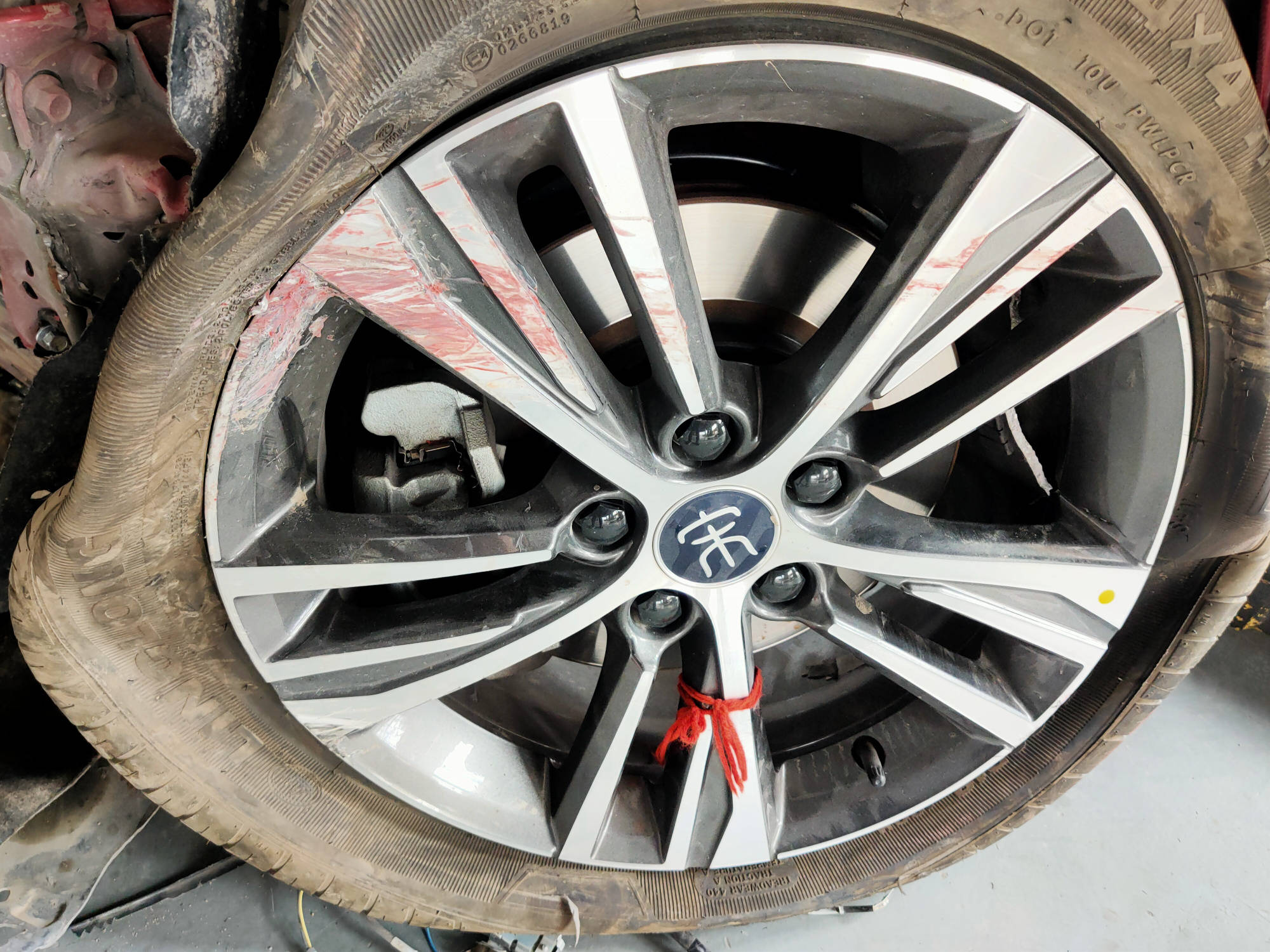 比亚迪宋pro惨烈车祸,防撞梁被撞断,车主:比亚迪救了我一家