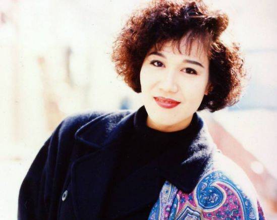 麦景婷出生于1962年,比吕颂贤大四岁,年轻时的麦景婷端庄优雅,眉宇间