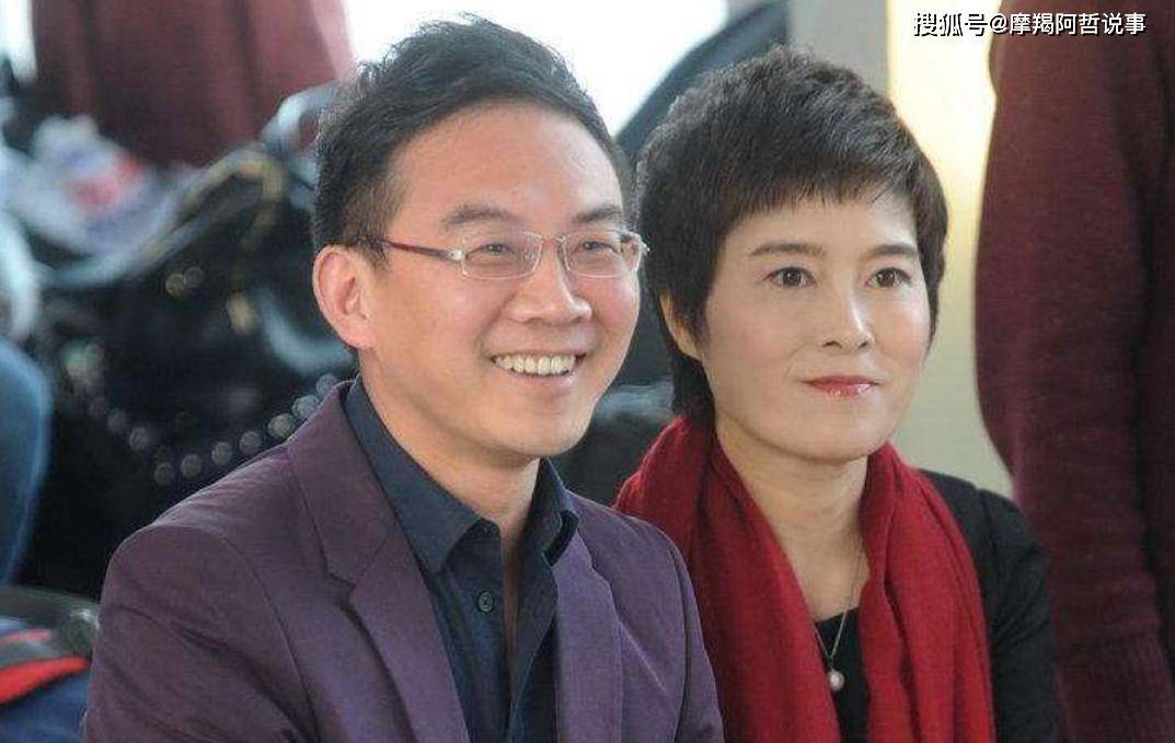 49岁央视主持郎永淳近照妻子抗癌成功后罕见露面穿着朴实接地气