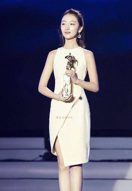 周冬雨荣获金像奖最佳女主角抽烟喝酒的她凭什么做到的