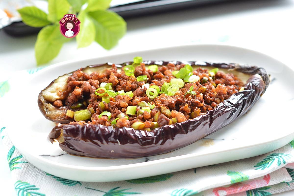 经过高温烘烤后的茄子,茄子的鲜美汁水完全被锁住,一点儿都没有流失.