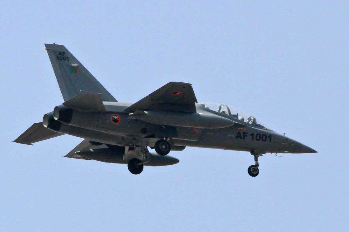 海山鹰改首飞成功,几点变化令人惊喜!中国舰载教练机花落谁家?