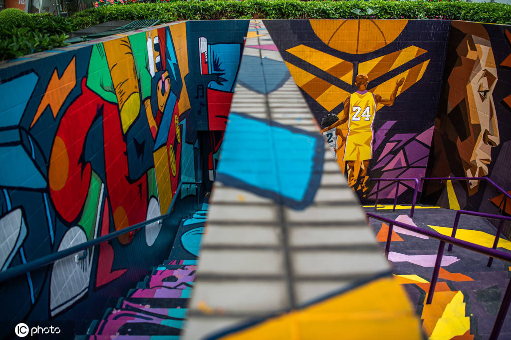 组图广州现科比涂鸦墙球迷前来留影悼念