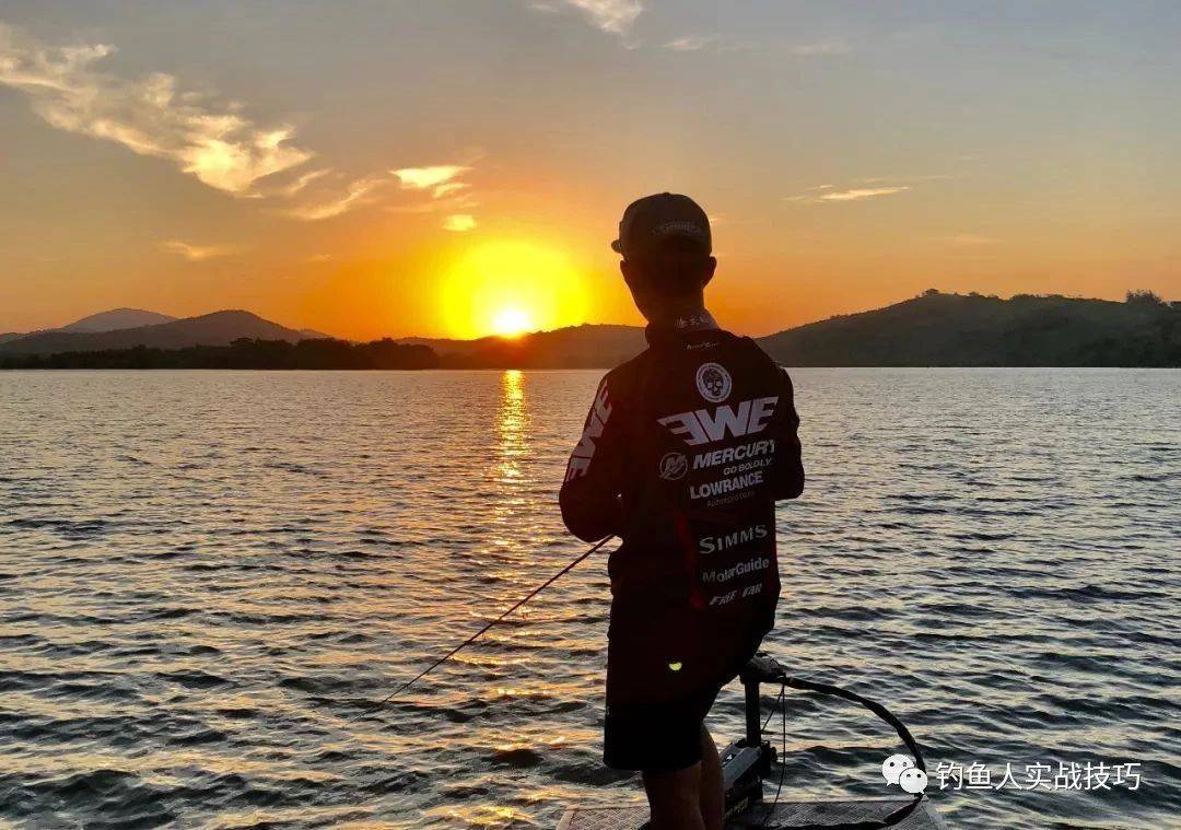 路亚钓鱼,想要"打黑"成功,这三个技巧缺一不可