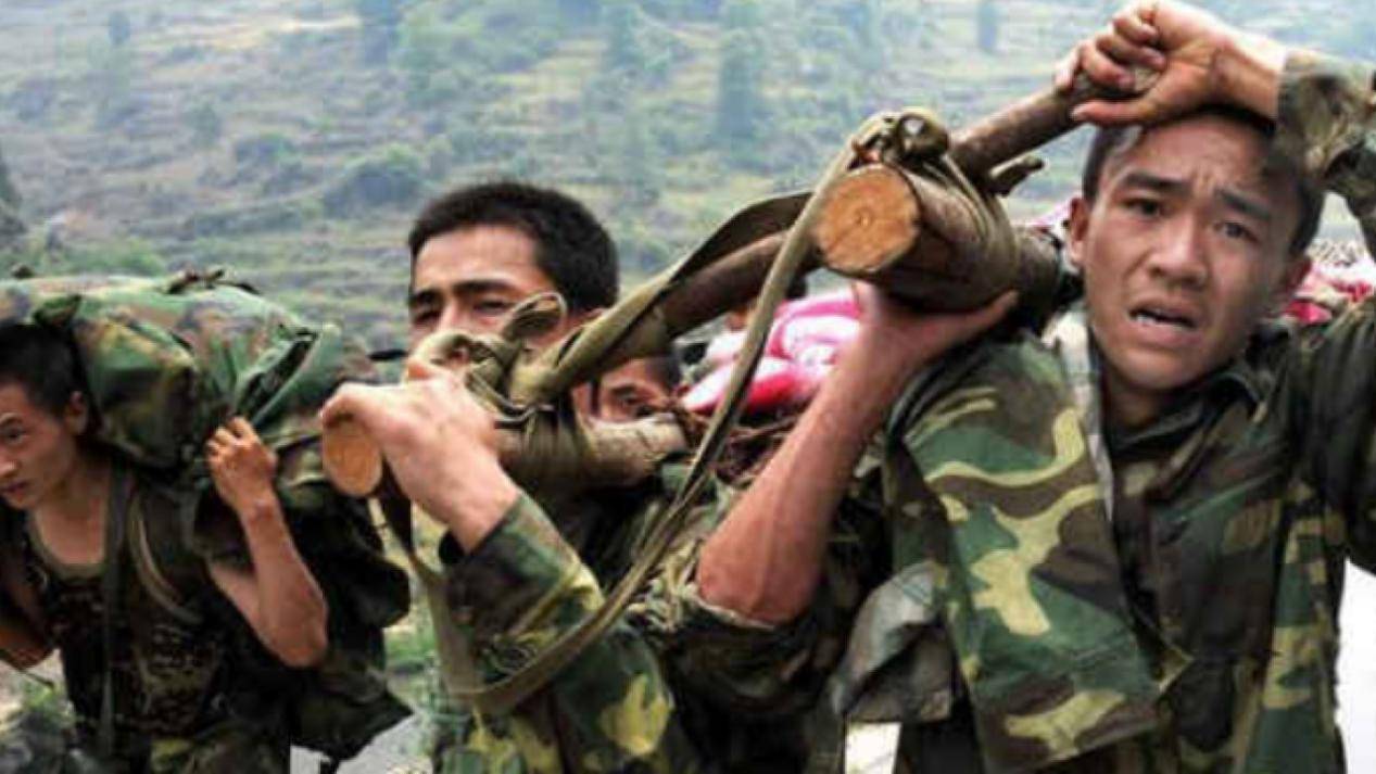 地震中解放军战士救下女孩,10年后女孩喊话:你该来娶我了