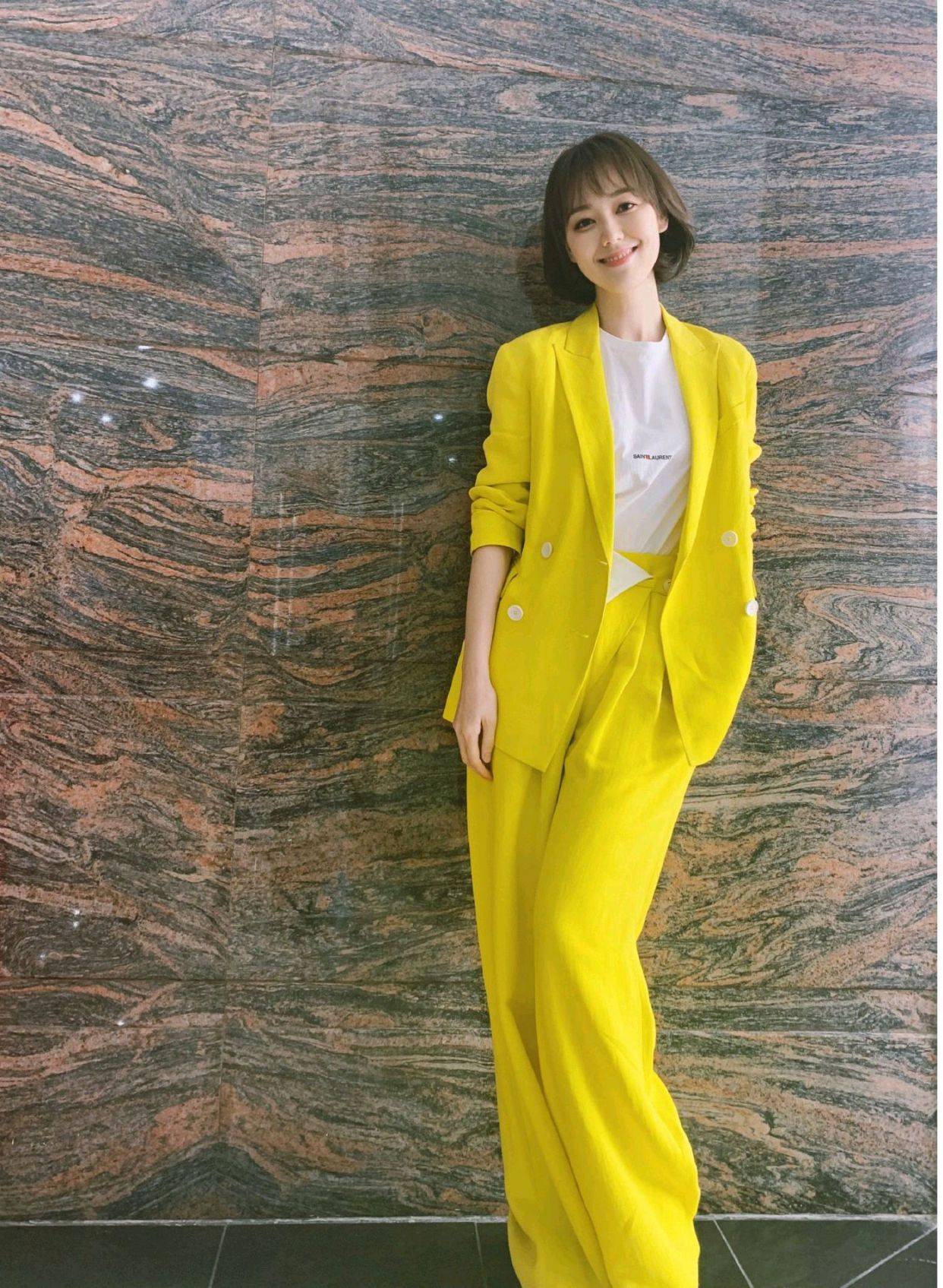 王冠也太会穿衣了,穿黄色西装配白t,特显腿长,这穿搭比例绝了_手机