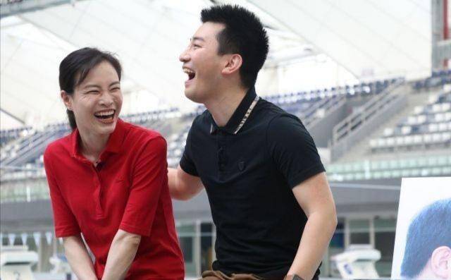 吴敏霞和老公直播频笑场35岁美成红衣少女一看就是被宠的模样