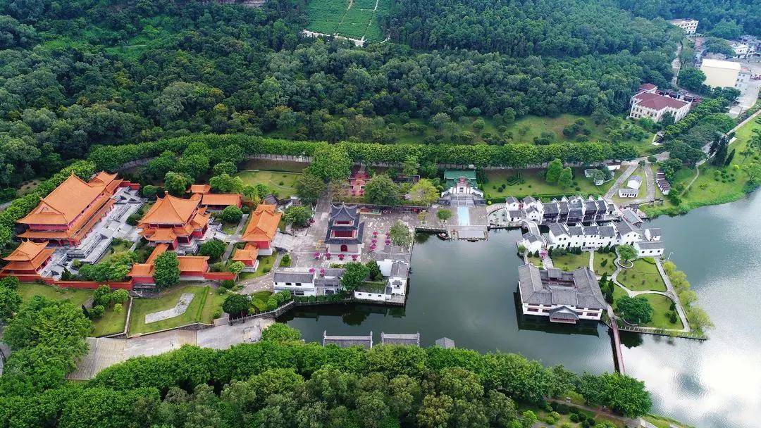 影城由皇宫,江南水乡,香港澳门街等多余处影视拍摄景观组成,是以明清