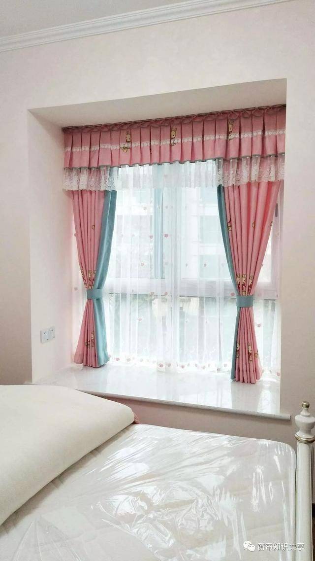 飘窗窗帘应该靠墙装还是靠窗装不同飘窗类型有不同方案