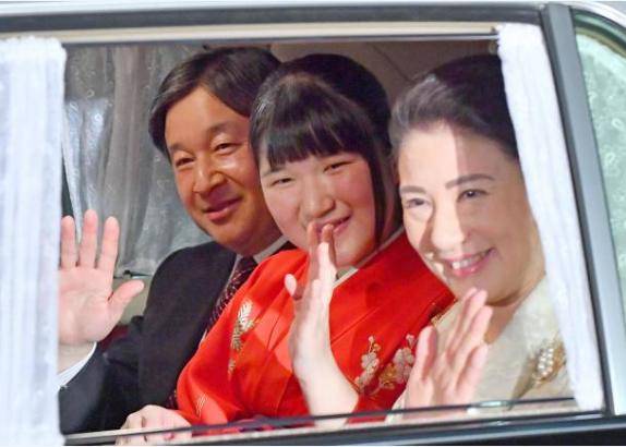 珍贵的爱子公主和服照妈妈雅子皇后牵着她从未笑得如此灿烂