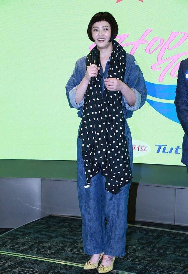 萧淑慎剪短发变年轻,台上献吻男友太尴尬,90后男友满脸不情愿