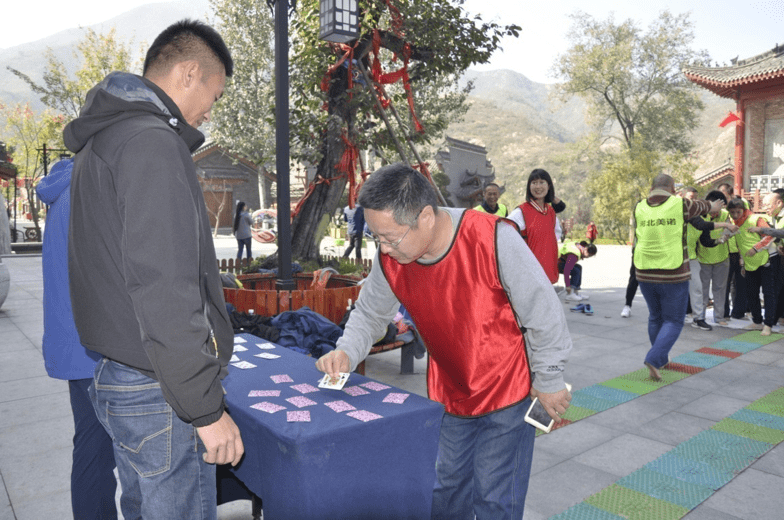 項目要求各隊從起點出發,跑向終點 在終點處擺放著13張紙牌,是倒孔排