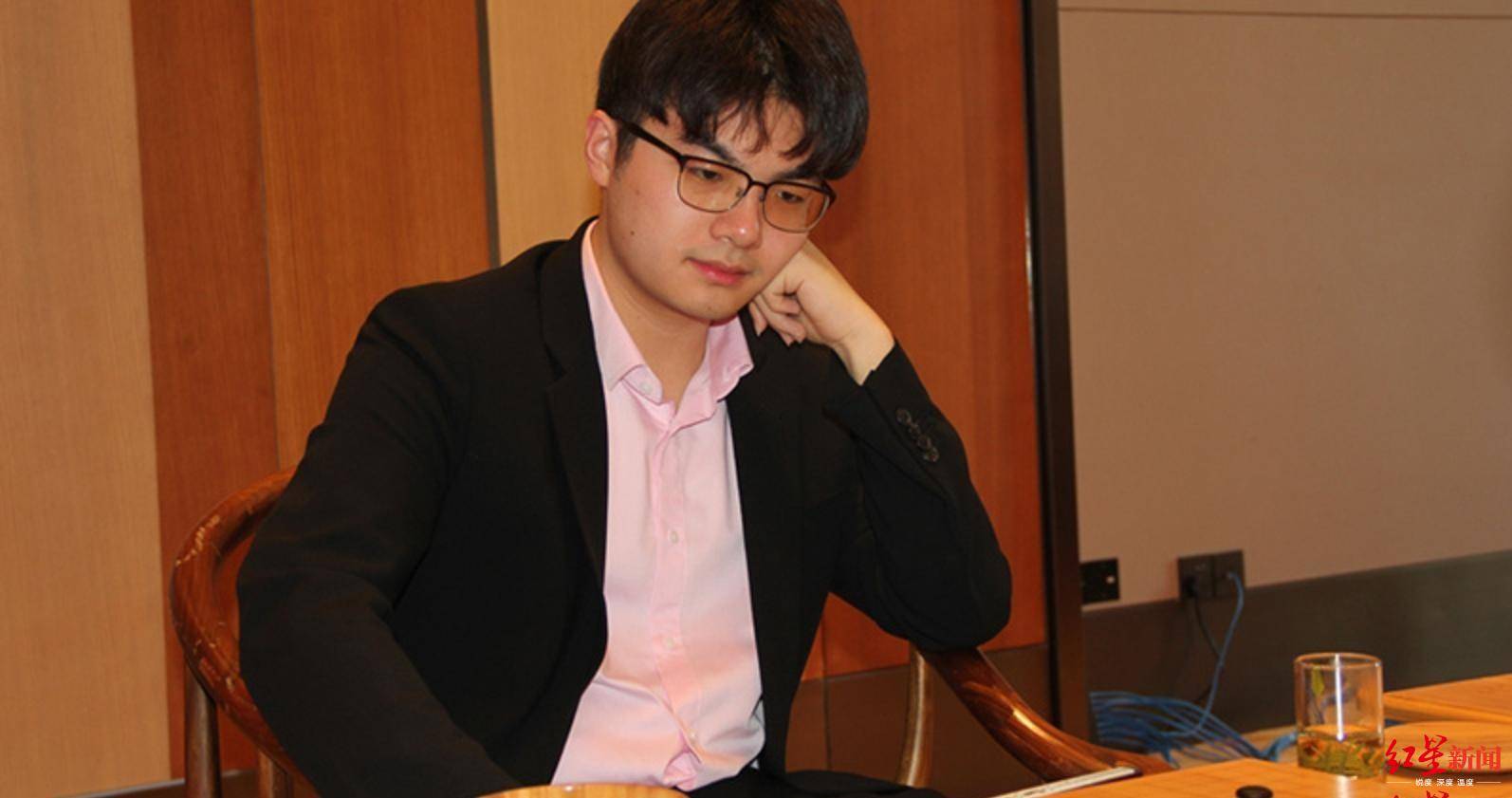 他与党毅飞一样,保持着15胜4负的胜率,19岁的他已挑起成都队的大梁