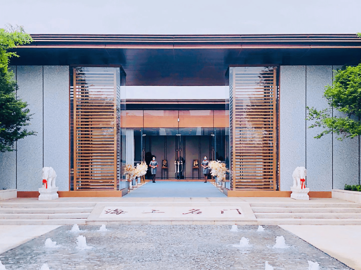 绿地海上名门体验区今日盛启绿地名门系传世大宅礼献自贡峰层