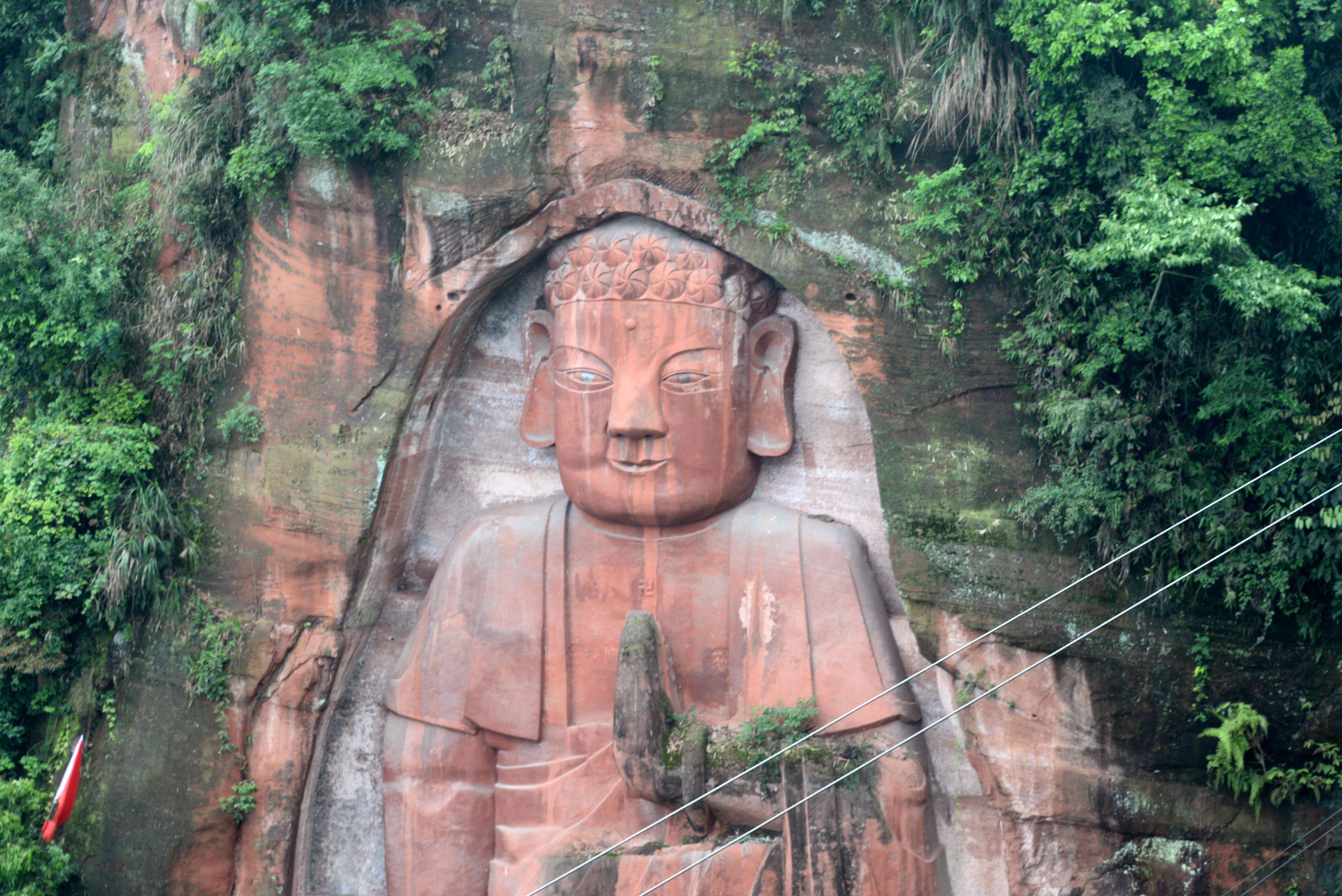 四川深山内竟藏一座世界第一立佛,佛像没有脚,令人匪夷所思