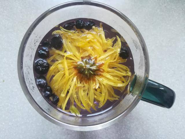 4,成品图出炉,开始享用黑枸杞菊花茶吧!