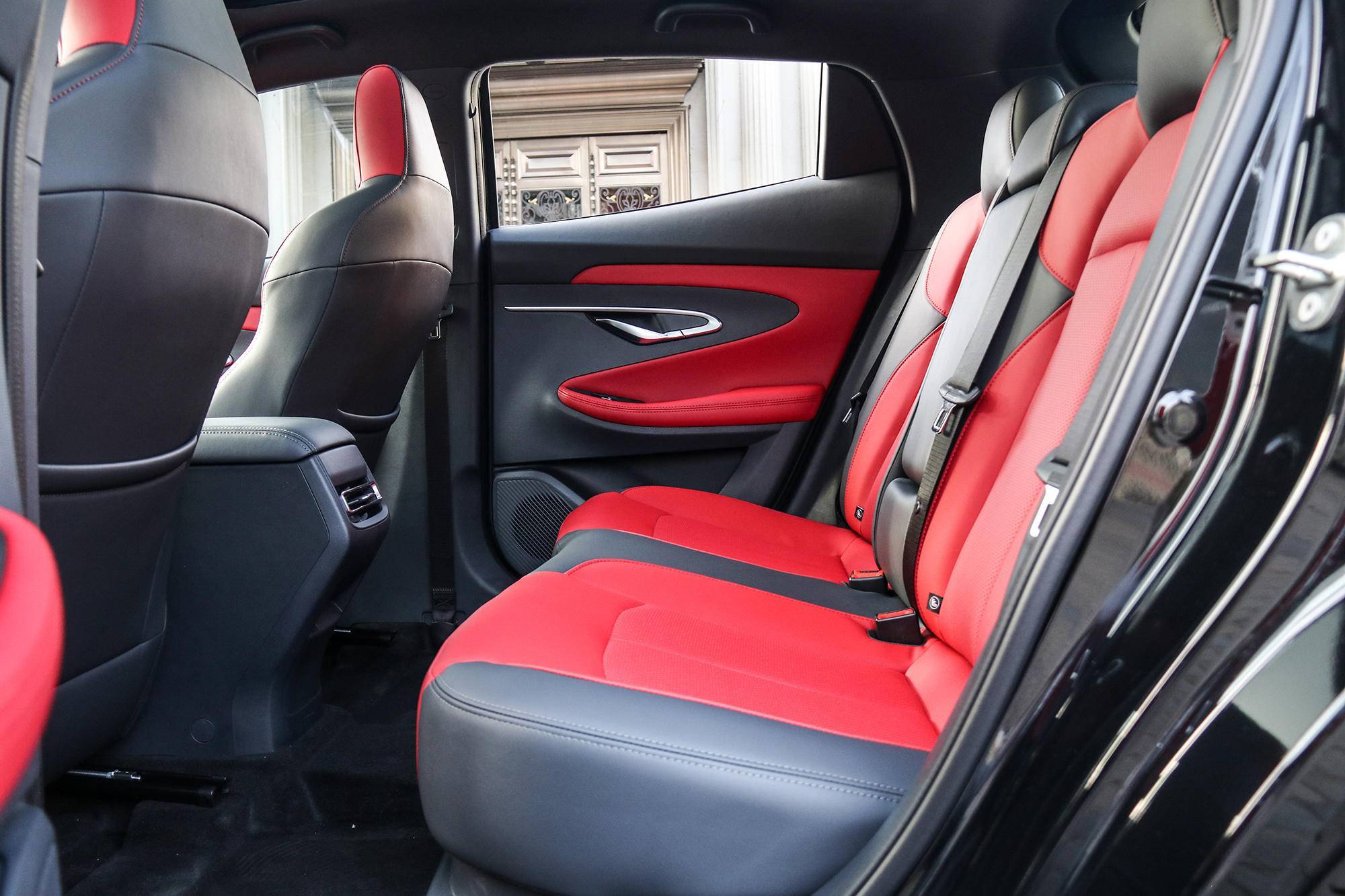 从后排座椅和空间的实际体验上来看,长安uni-t的乘坐舒适度同样表现不