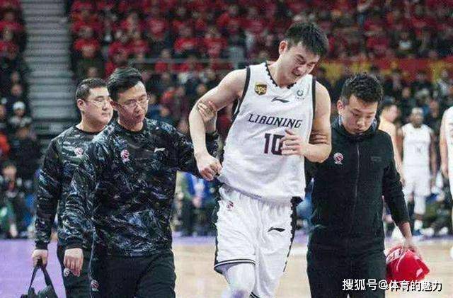 在第三节比赛刚刚开始的时候,丛明晨在防守赵睿的时候因为起跳过高