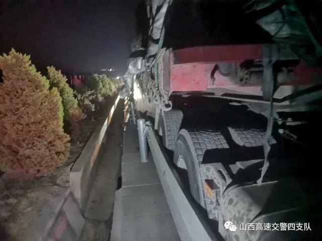 掛牽引重型低平板半掛車汽車列車行駛至青蘭高速(蘭青)912km 500m處時