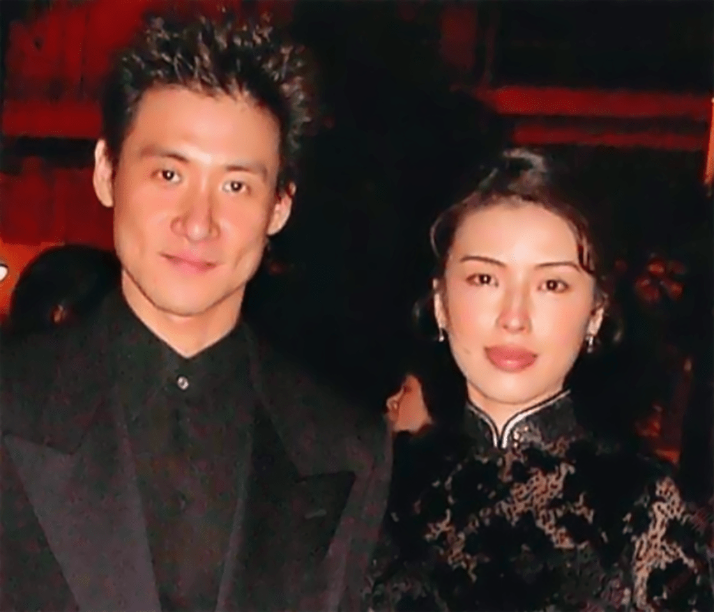 张学友罗美薇10年相恋,共度30年婚姻,为何对"妻管严"毫不在意?