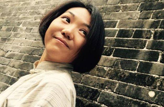 他被称为不会老的演员,三十多岁还演孩子,和老婆合照像母子_侯祥