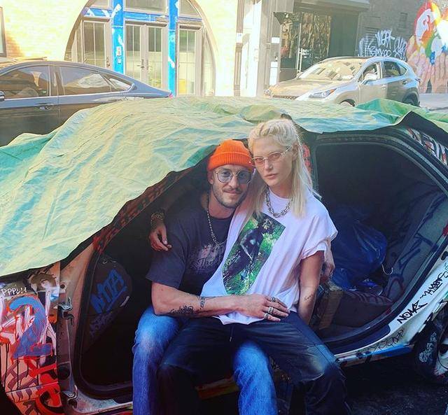 带着58处纹身拍出镜,澳洲超模打破行业规矩,再次复出掩胸登杂志