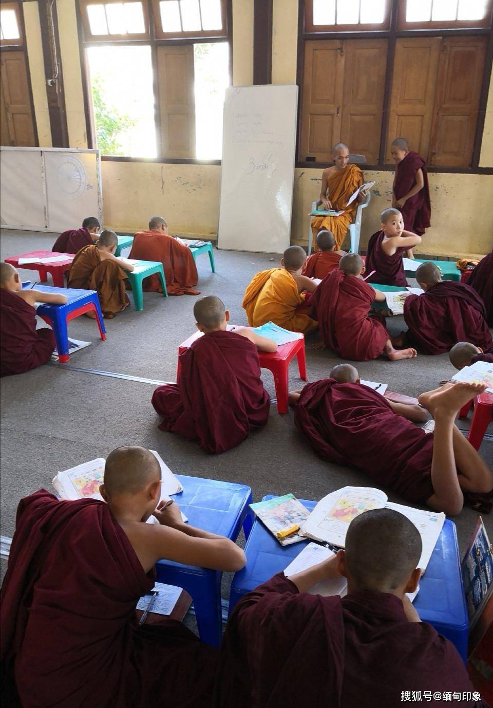 缅甸小和尚的一天,凌晨4点开始吃饭