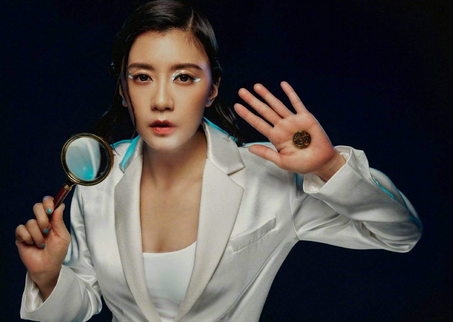 原创贾静雯挑战"甜酷"风,银色眼影配西装个性也气质,哪像45岁?