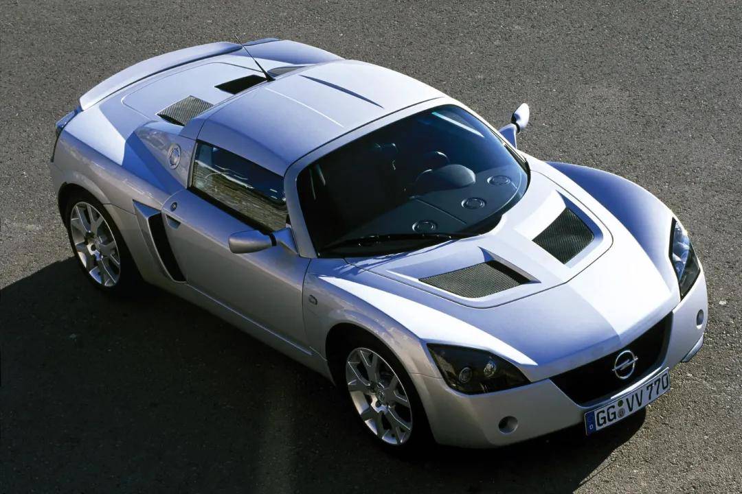 向左滑动查看更多图片)这时候还要介绍一下欧宝speedster的"换标车"