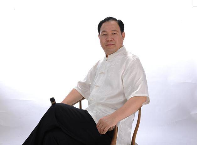 中国国学院大学周易风水研究院院长,中国人民大学客座教授,长期从事