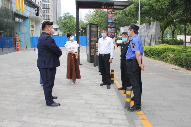 顺义区旺泉街道"四不两直"检查全国两会期间城市运行服务保障工作