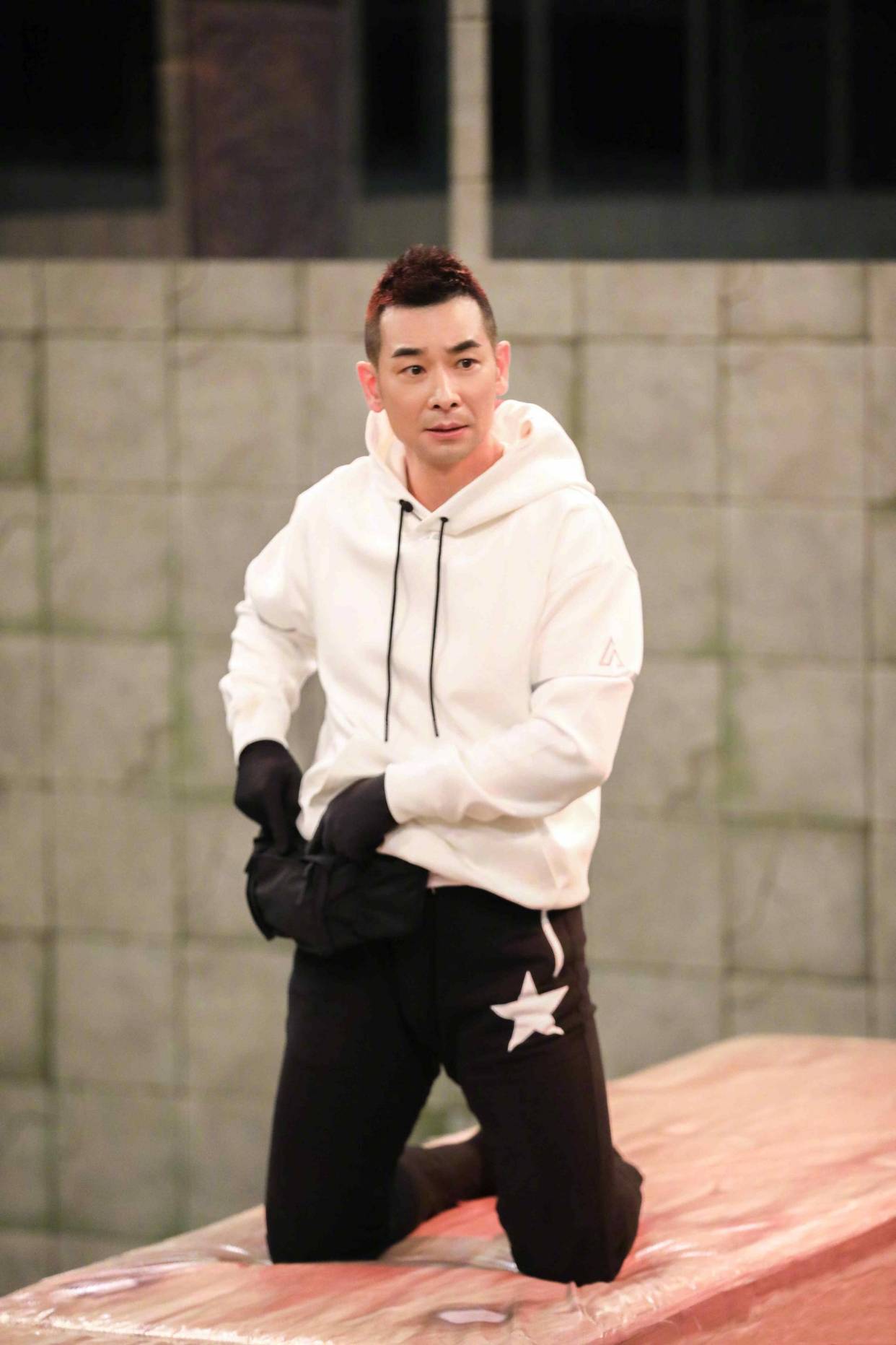 武打明星赵文卓寸头减龄黑白配运动装简单高级不像年近半百