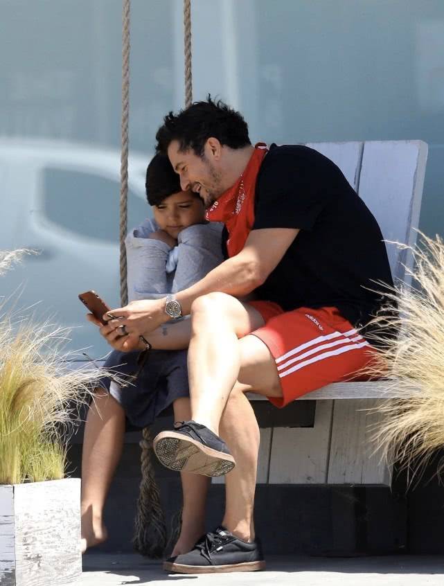 米兰达可儿儿子曝近照9岁小开花颜值高身材却和妈妈大相径庭