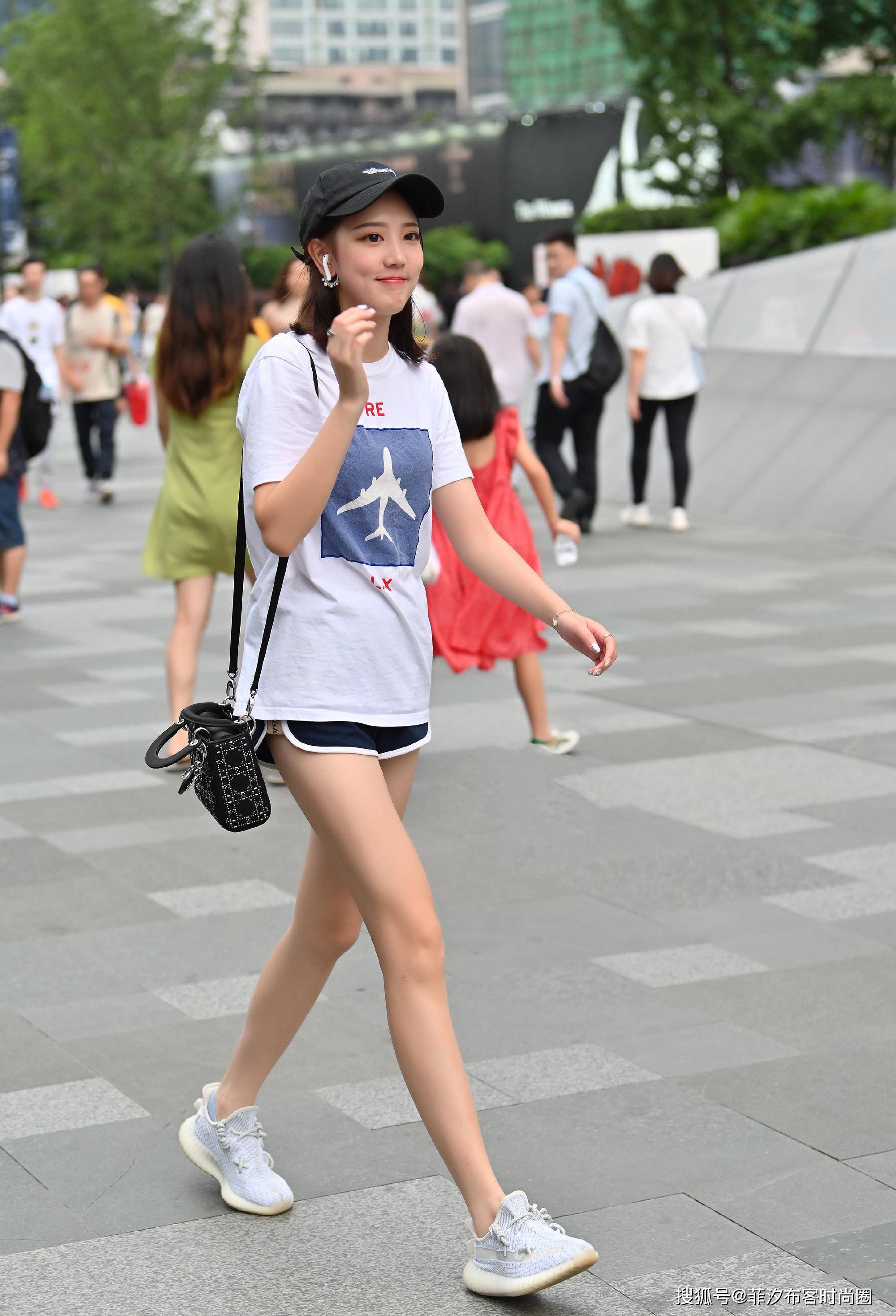 运动鞋的好不止穿着舒适,搭配各种单品都透着潮范
