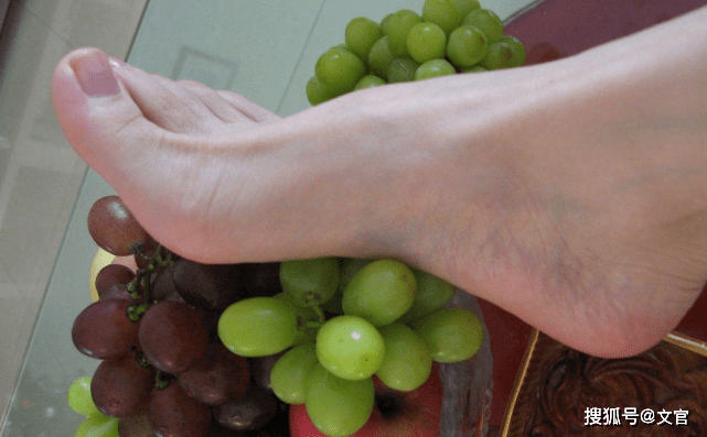 外科女医生网上卖"光脚照"月入数万,被足控网友夸赞:有股椰子味