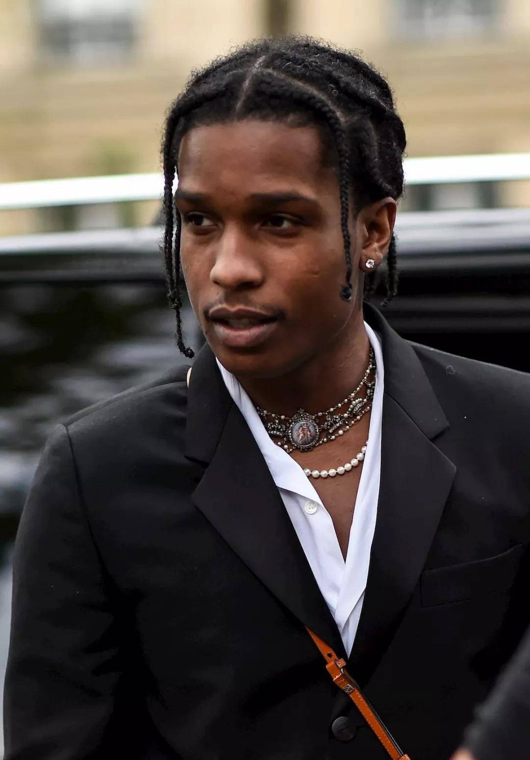 除了上述古巴链,珍珠项链两种今夏男生必备项链类型以外,一些基础项链