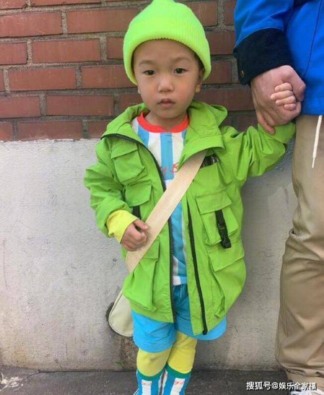 原创姜gary晒与儿子合照父子俩时尚穿搭潮范儿十足