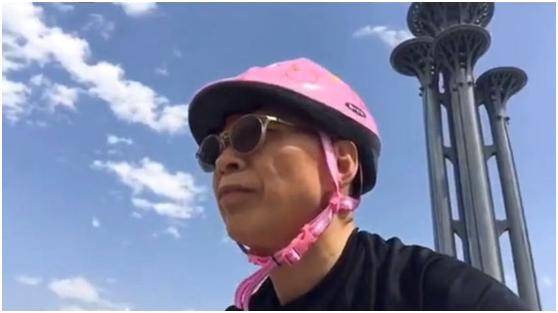 举起手来翻译官罕见现身意外曝光私宅内景和身价不成正比