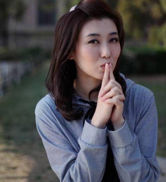 央视美女李红初中毕业曾卖过服装在县电视台工作过