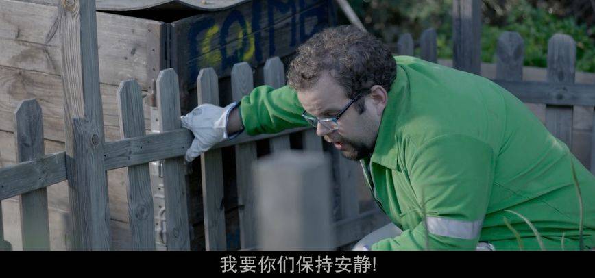 值得一提的是,电影中的饰演这些智障的演员,来自于现实中.