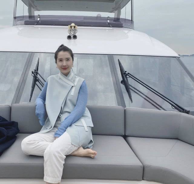 阿里总裁原配董花花晒照!穿白衬衫搭珍珠耳环,气质优雅更显大气