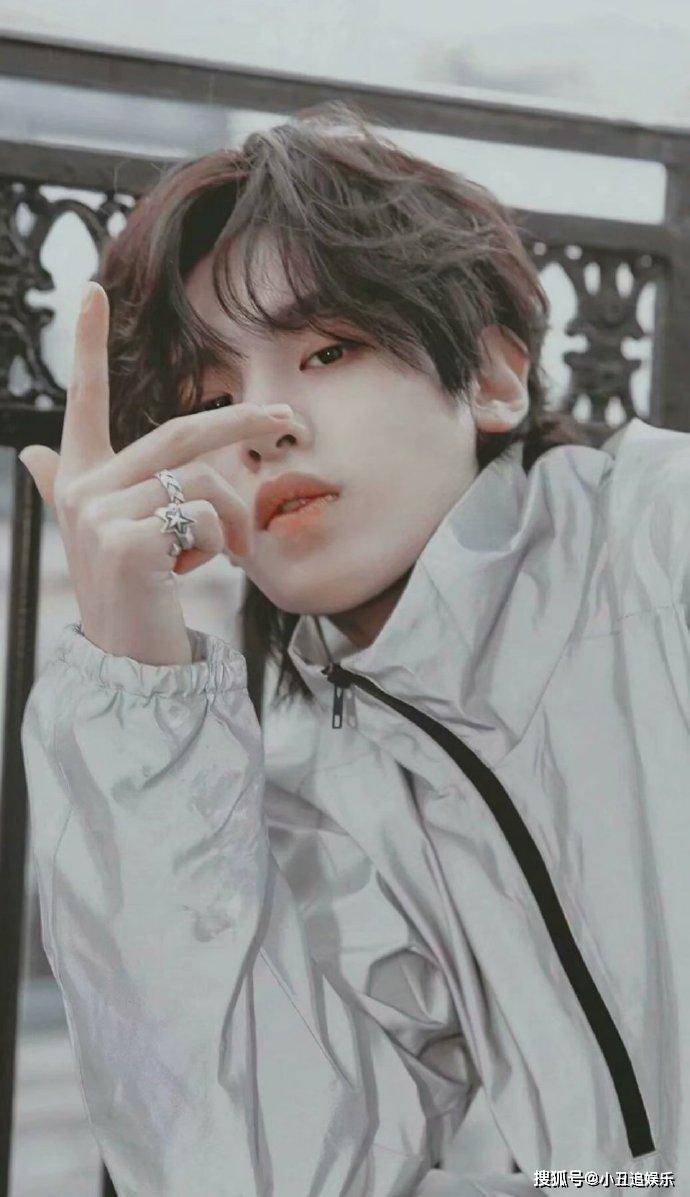 黄明昊剪刀手自拍合集!是可爱满分的小贾弟弟没错